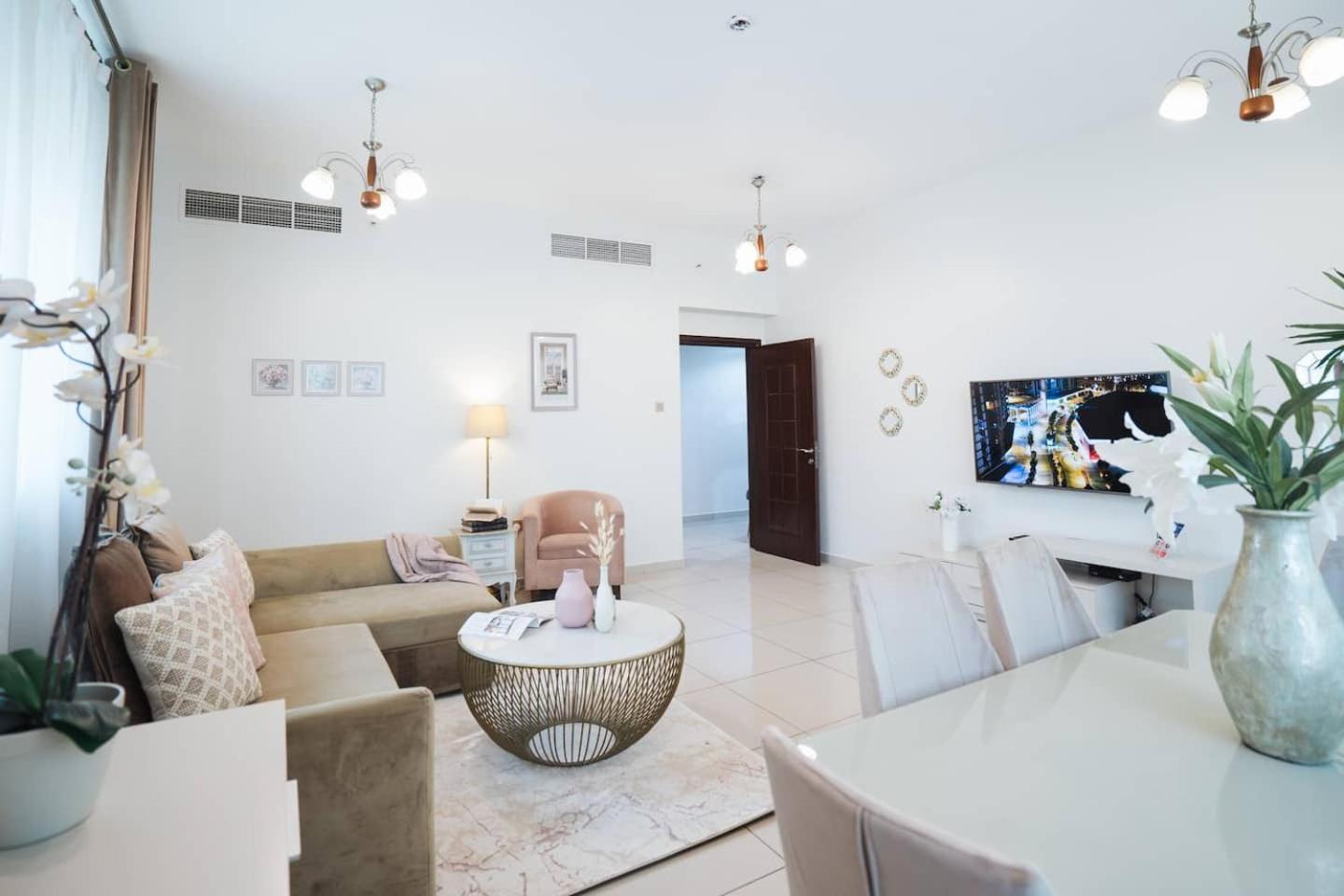 Charming Warm Suite With Amazing Views Of The City Dubaj Kültér fotó