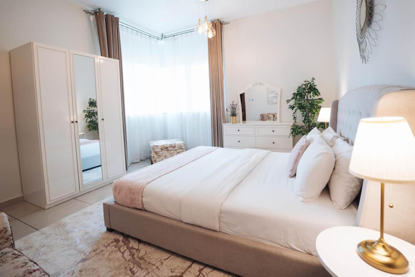Charming Warm Suite With Amazing Views Of The City Dubaj Kültér fotó